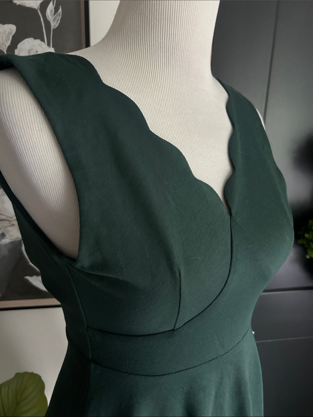🌹 fall XS Dark Green Scalloped V-Neck Fit & Flare Dress